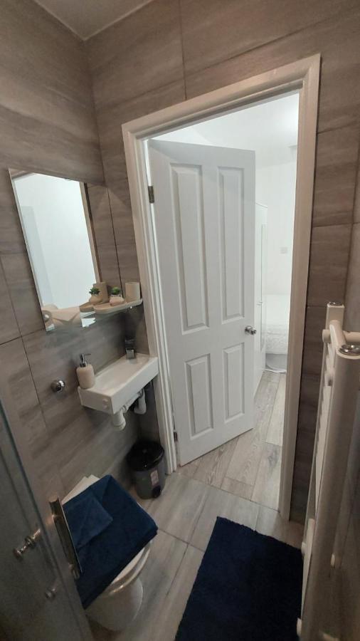 لندن Double En-Suite Room Available In 3 Bed Apt المظهر الخارجي الصورة