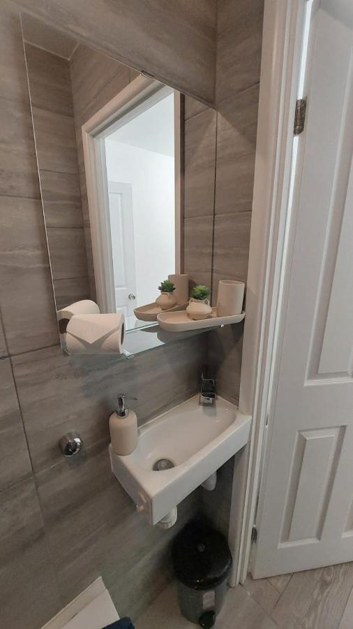 لندن Double En-Suite Room Available In 3 Bed Apt المظهر الخارجي الصورة